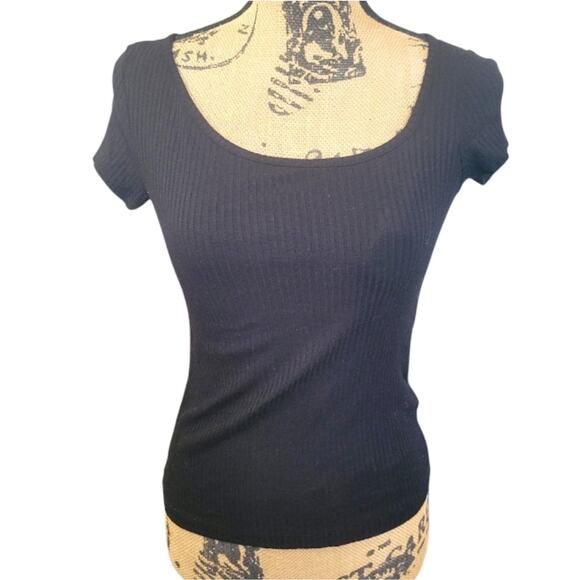 Adrienne Vittadini XS black ribbed short sleeve scoop neck knit top - Picture 1 of 3
